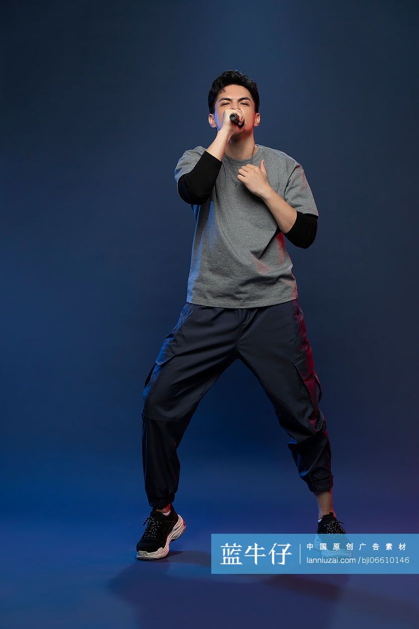 年轻的说唱歌手