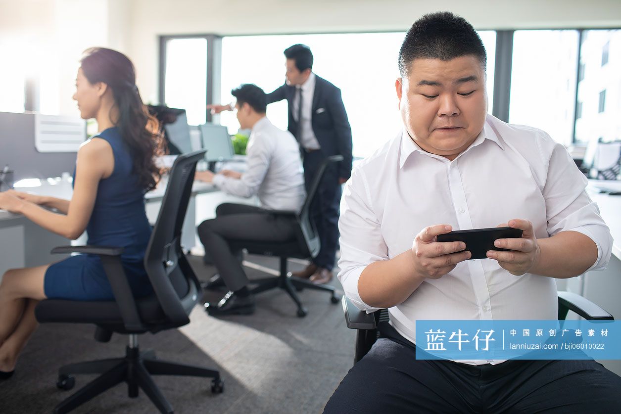 商务男士上班时间玩手机游戏