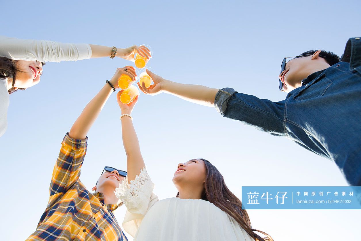 年轻人一起喝啤酒