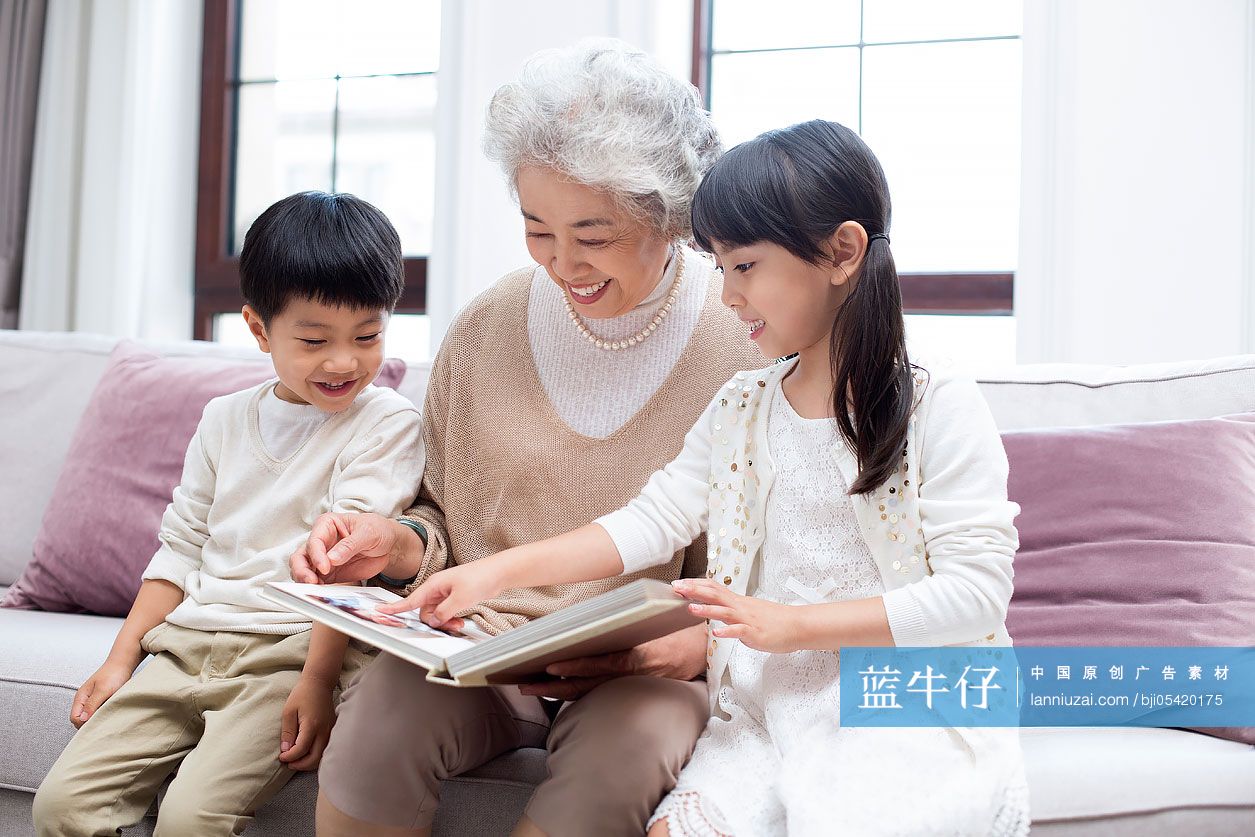 7旬奶奶每天带着1岁孙子捡菜吃，只为圆重病孙女舞蹈梦_手机凤凰网