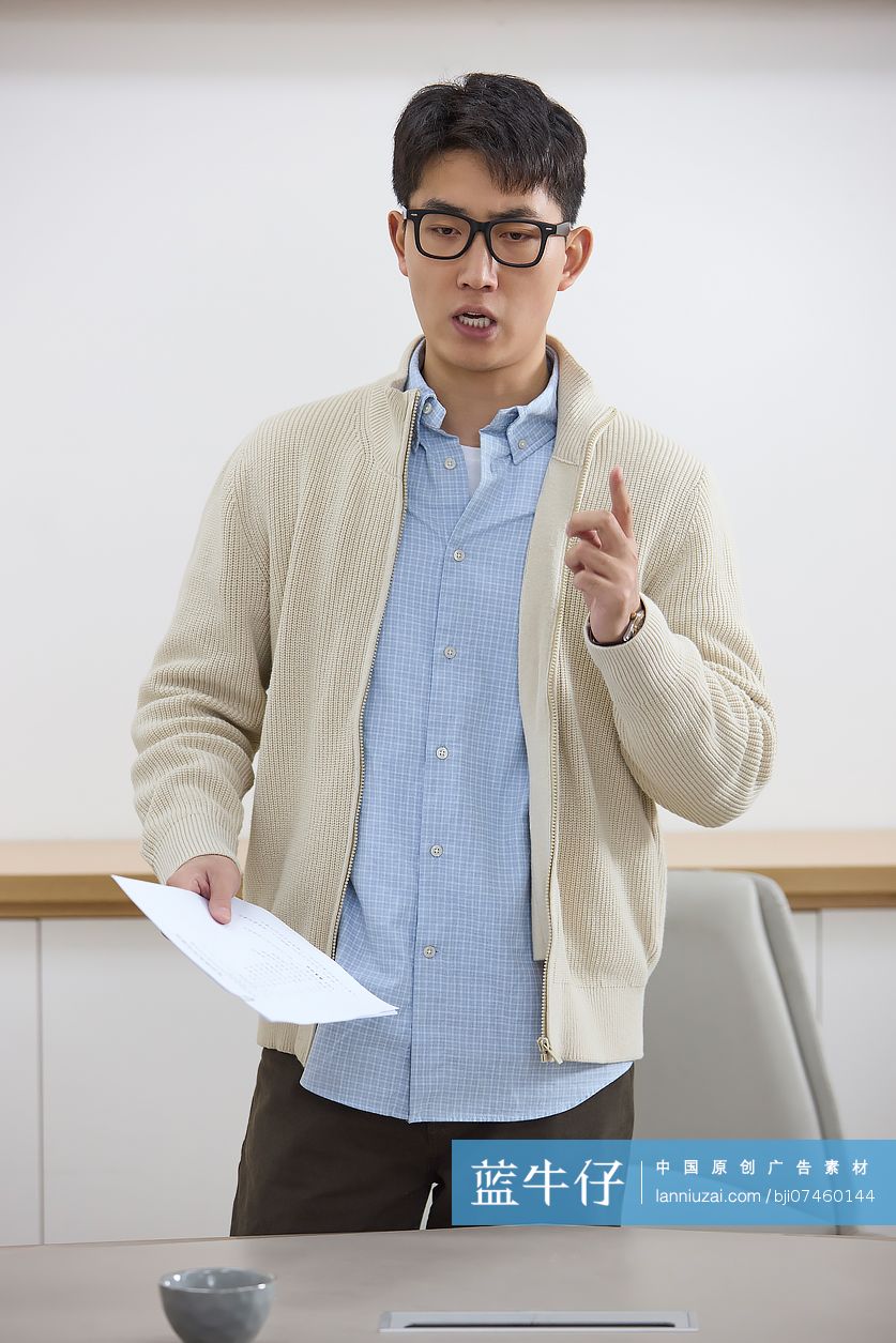 商务人士会议室开会