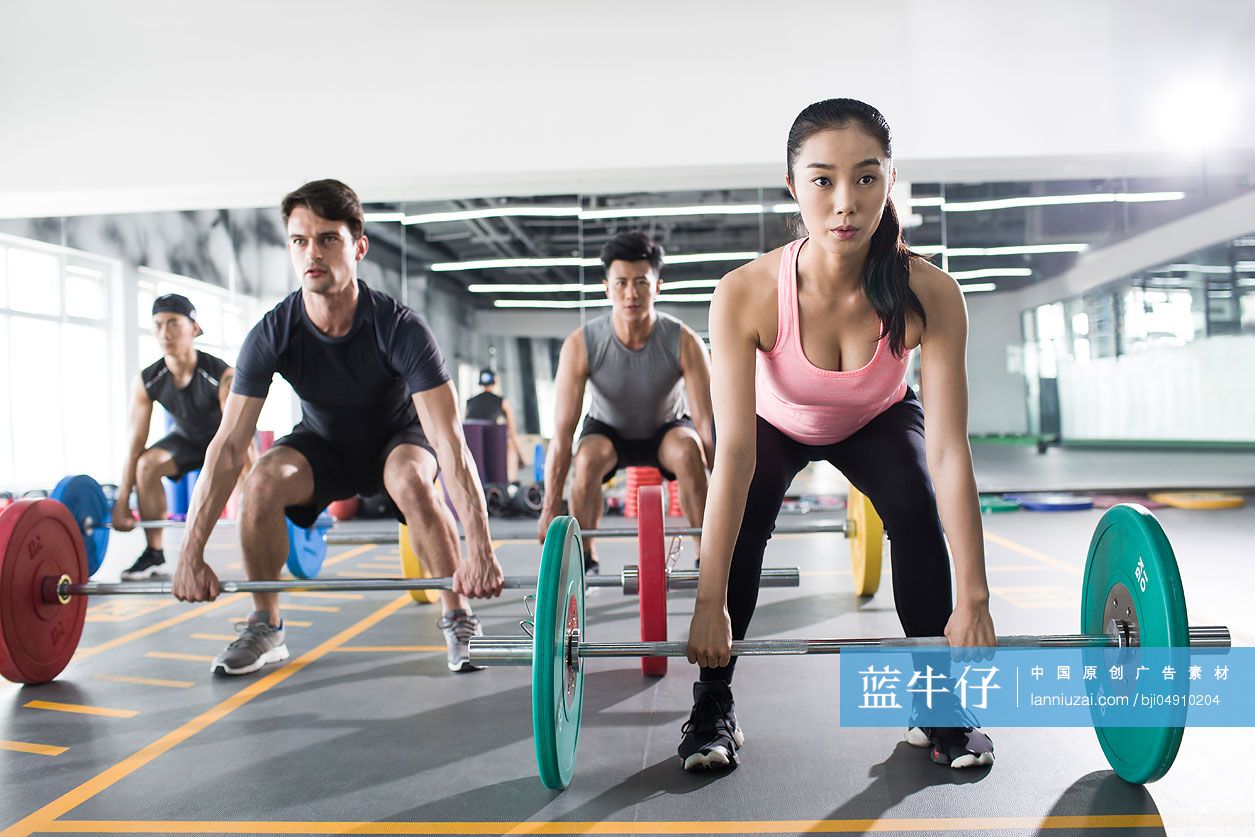年轻人在健身房健身-蓝牛仔影像-中国原创广告影像素材