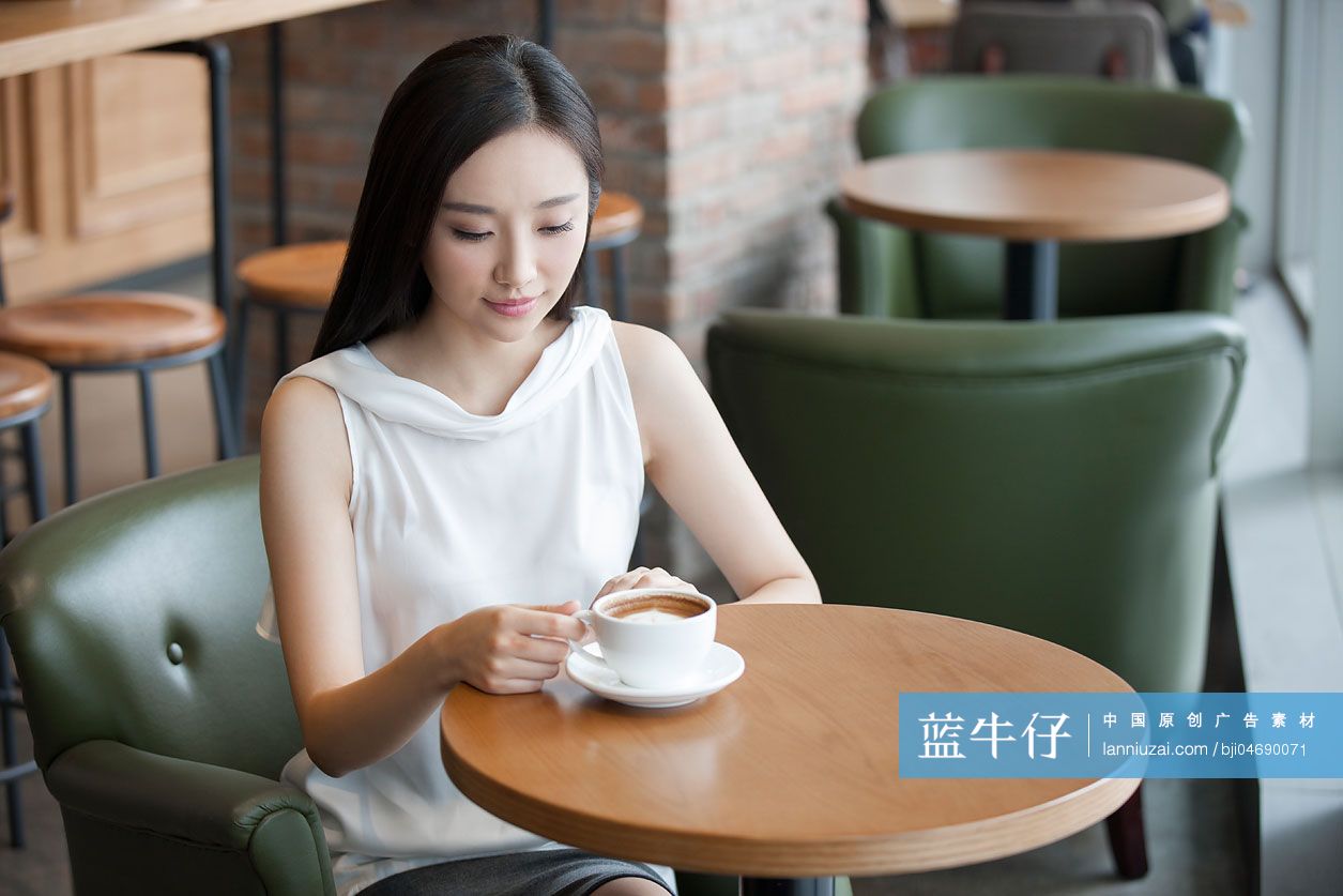 年轻女士在咖啡厅喝咖啡