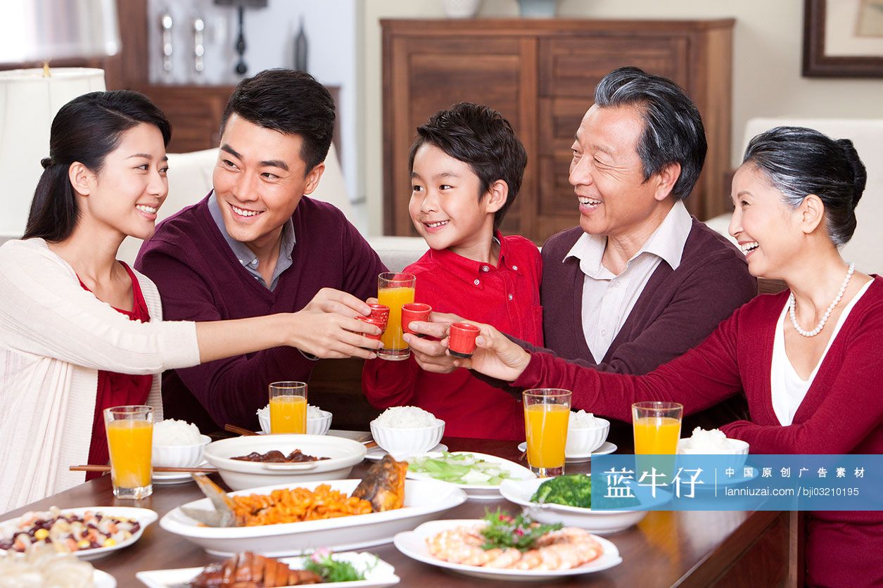快乐家庭吃团圆饭