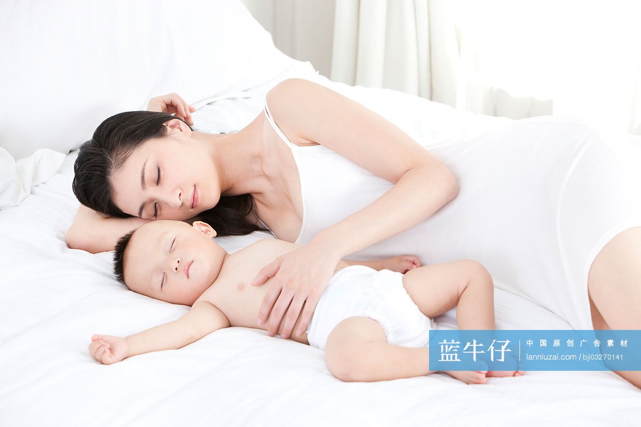 熟睡的母亲和宝宝