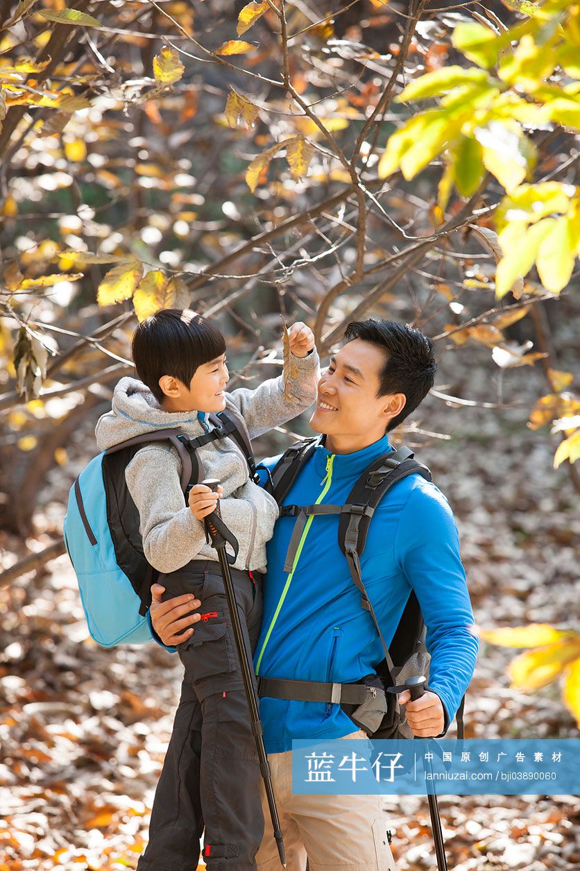 爸爸抱着儿子