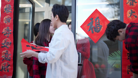 快乐年轻人庆祝新年