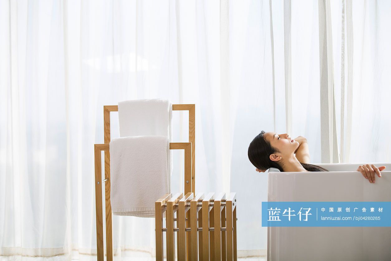 年轻女子泡澡放松