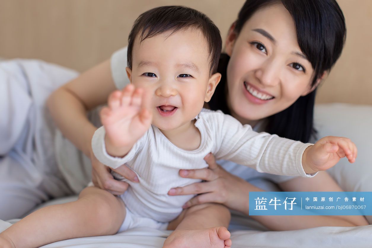年轻的母亲照顾婴儿-蓝牛仔影像-中国原创广告影像素材