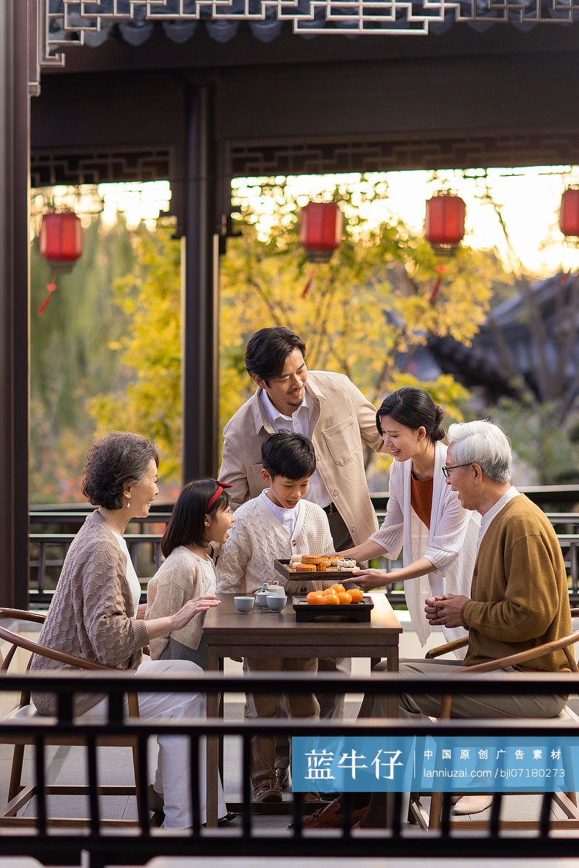 欢乐家庭庆祝中秋节