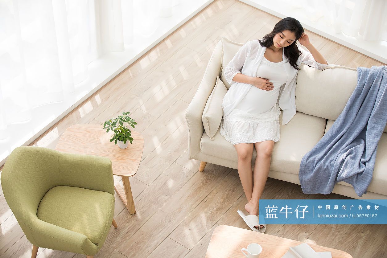 年轻孕妇在家休息