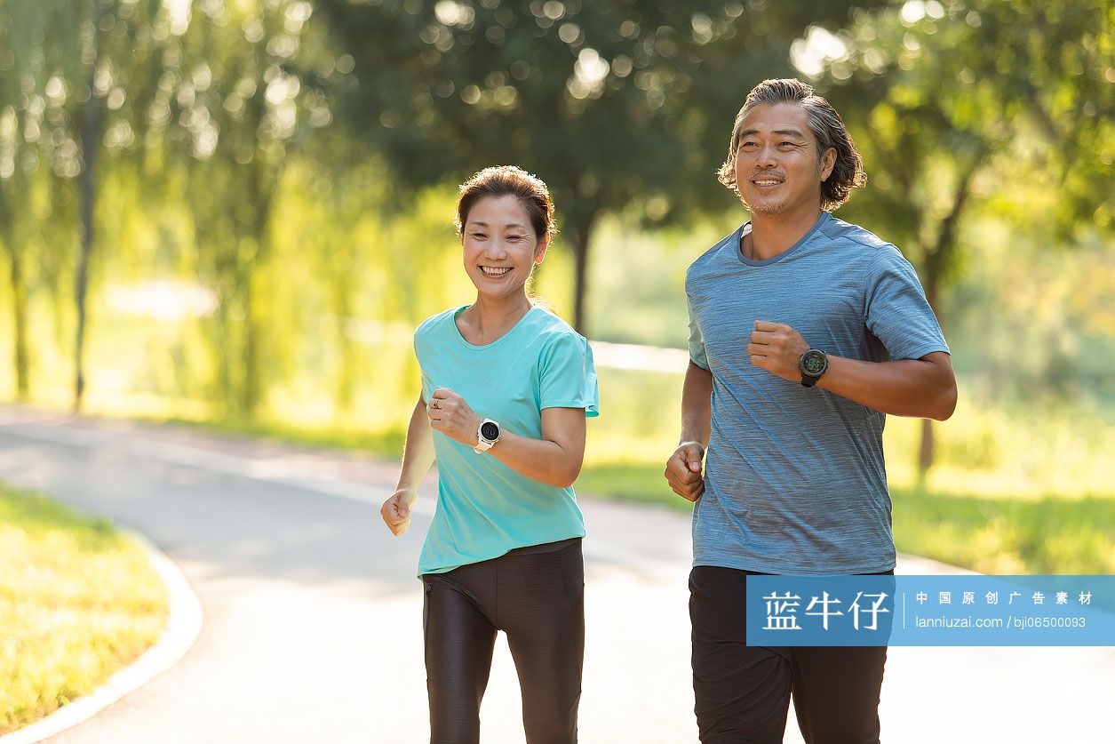 开心的中老年夫妇在公园跑步