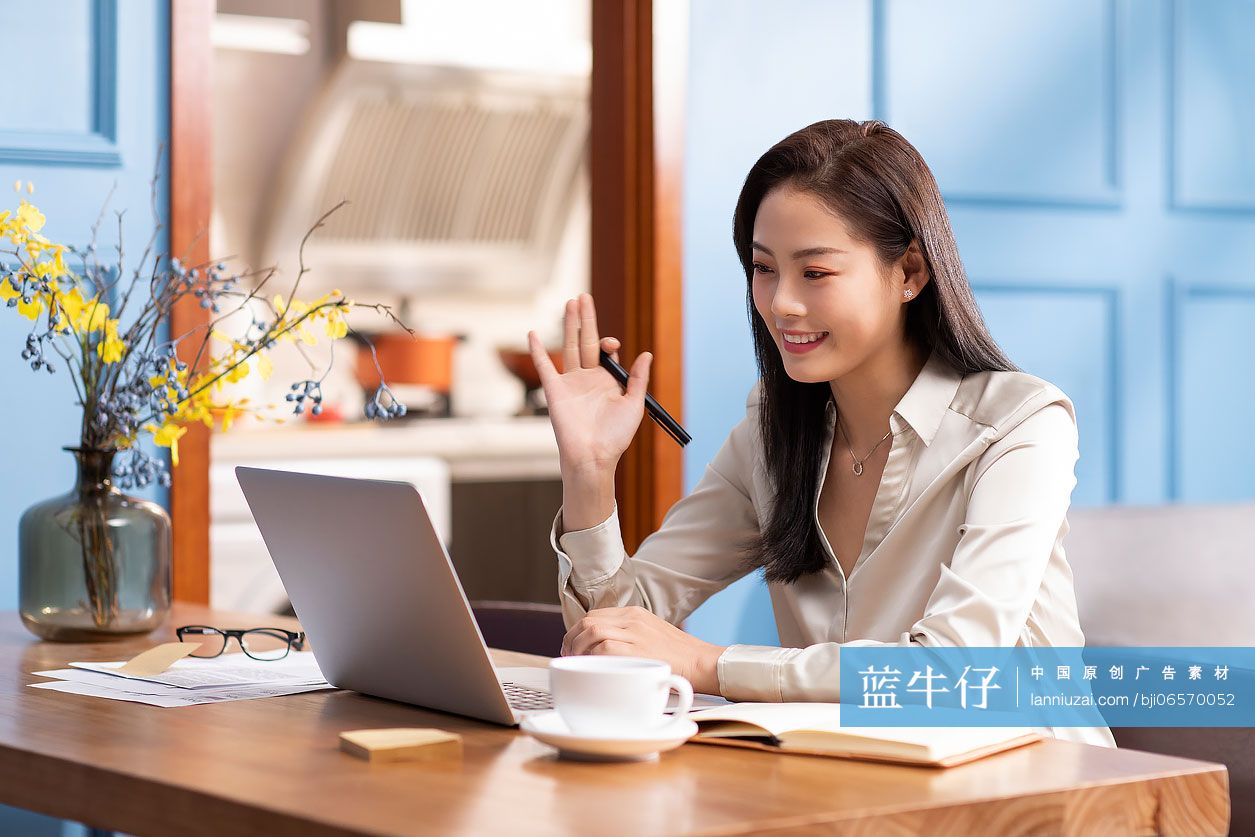 年轻女子在家远程办公