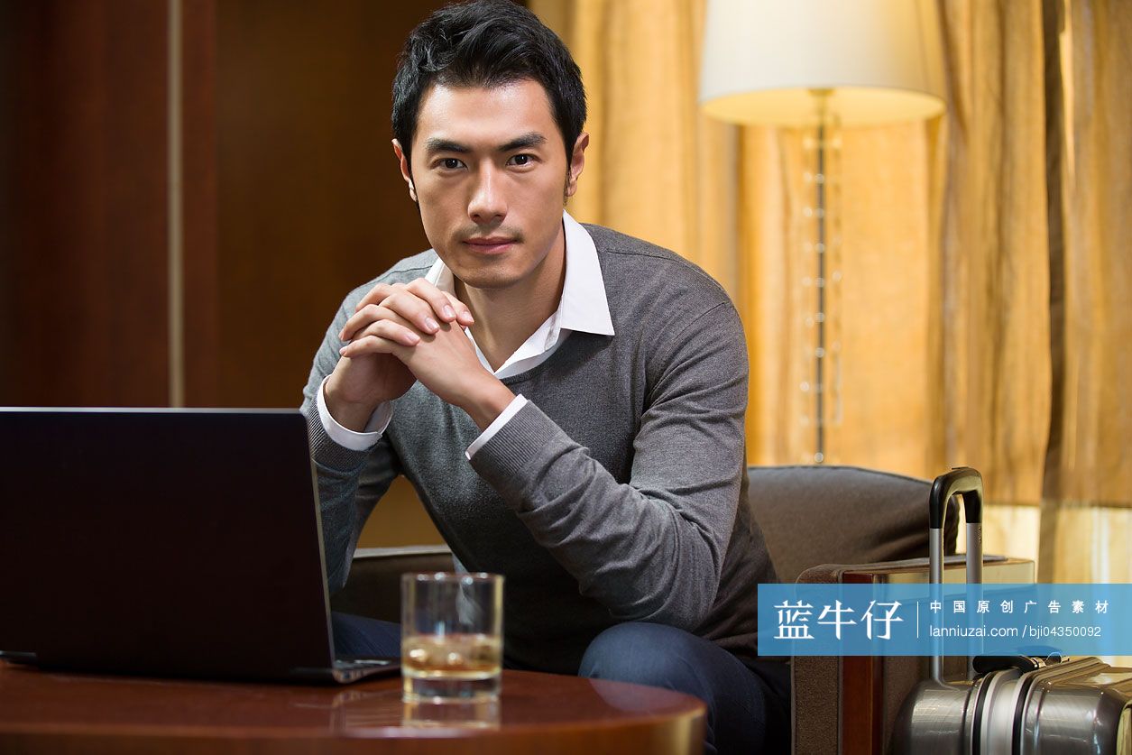 商务男士在宾馆使用笔记本电脑-蓝牛仔影像-中国原创广告影像素材