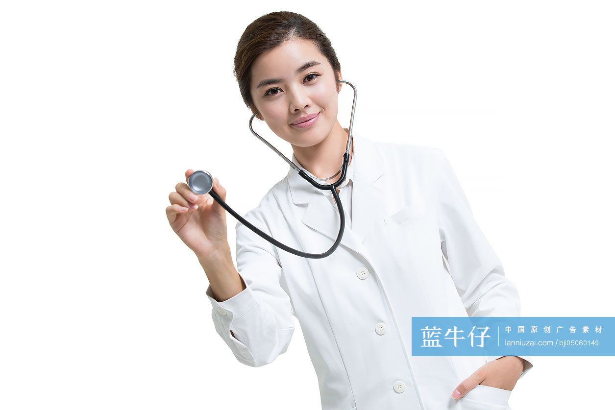 年轻女医生使用听诊器