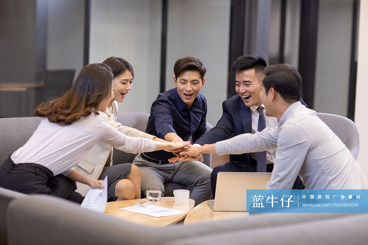 商务团队成员一起加油鼓励