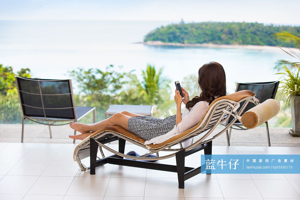 快乐的年轻女子使用手机