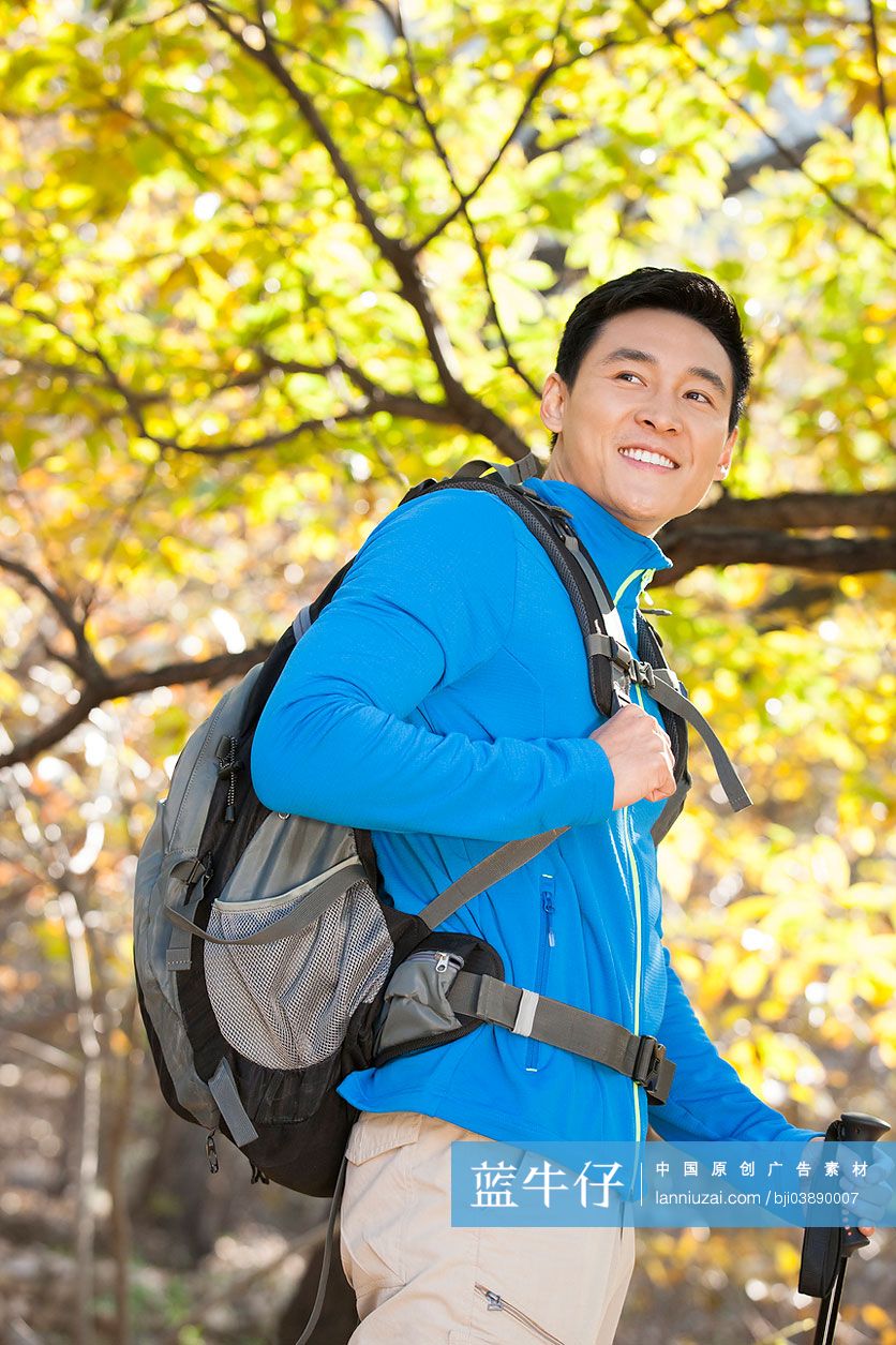 年轻男子徒步旅行