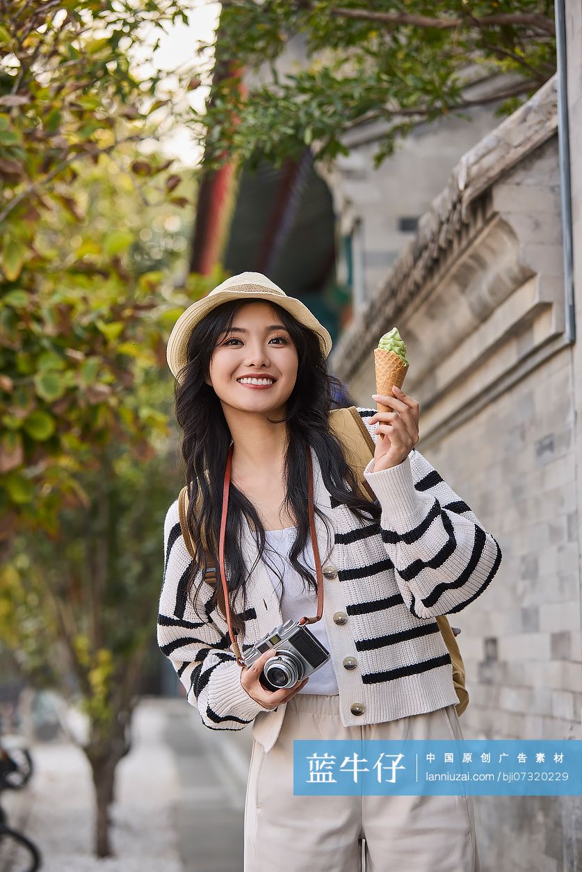 快乐的年轻女性在北京旅游