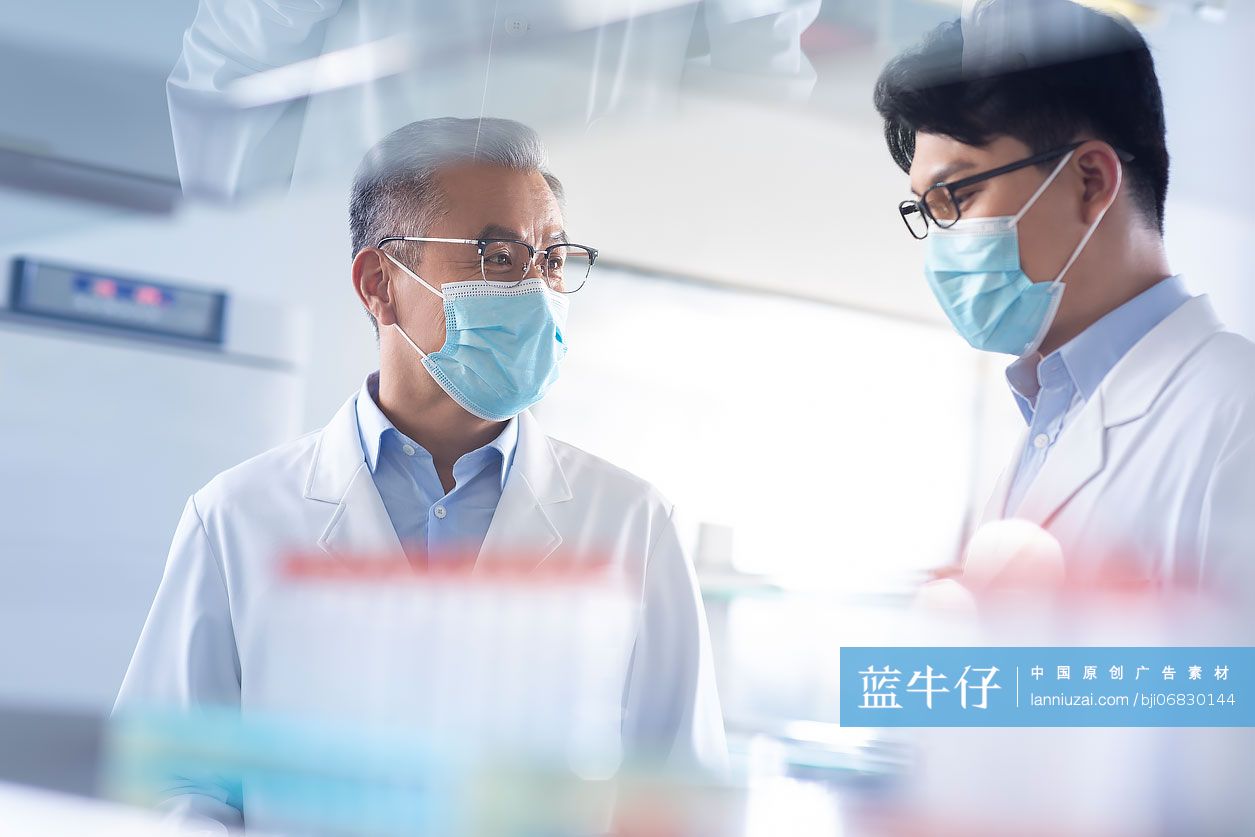 医学研究员在实验室讨论工作