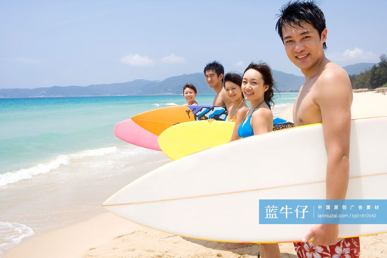 年轻人拿着冲浪板