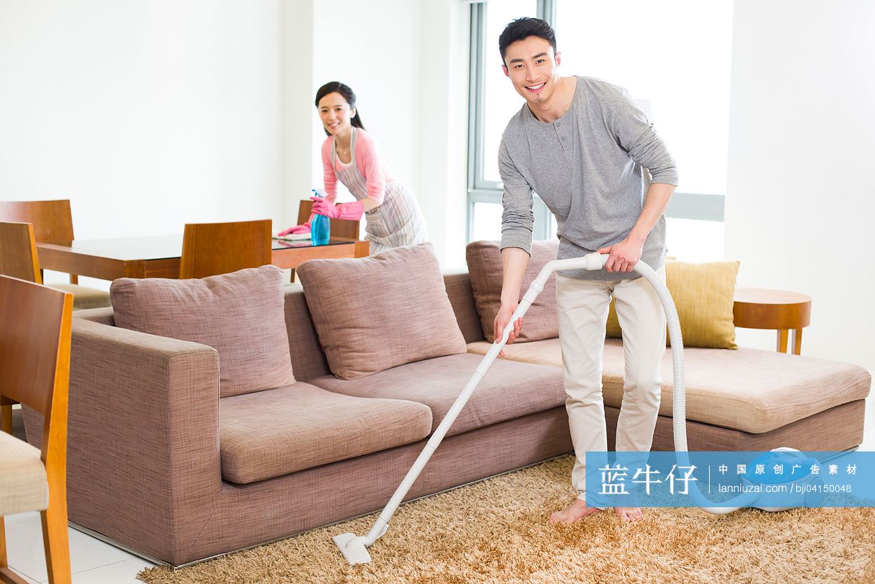 年轻夫妇在家打扫卫生
