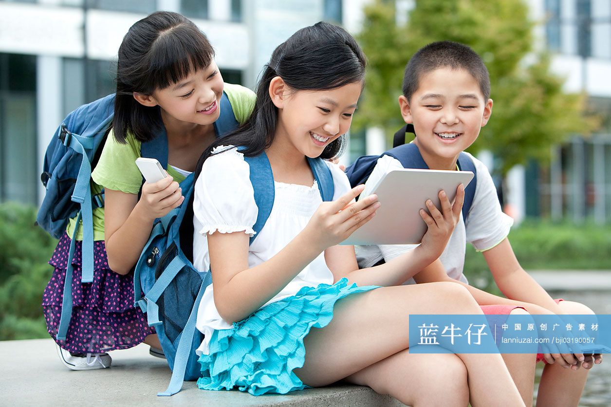 小学生一起玩平板电脑