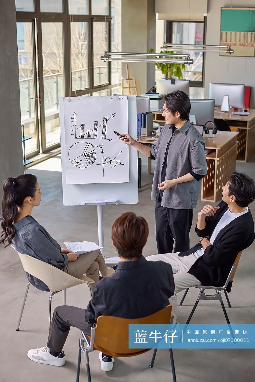 公司团队成员在进行工作讨论