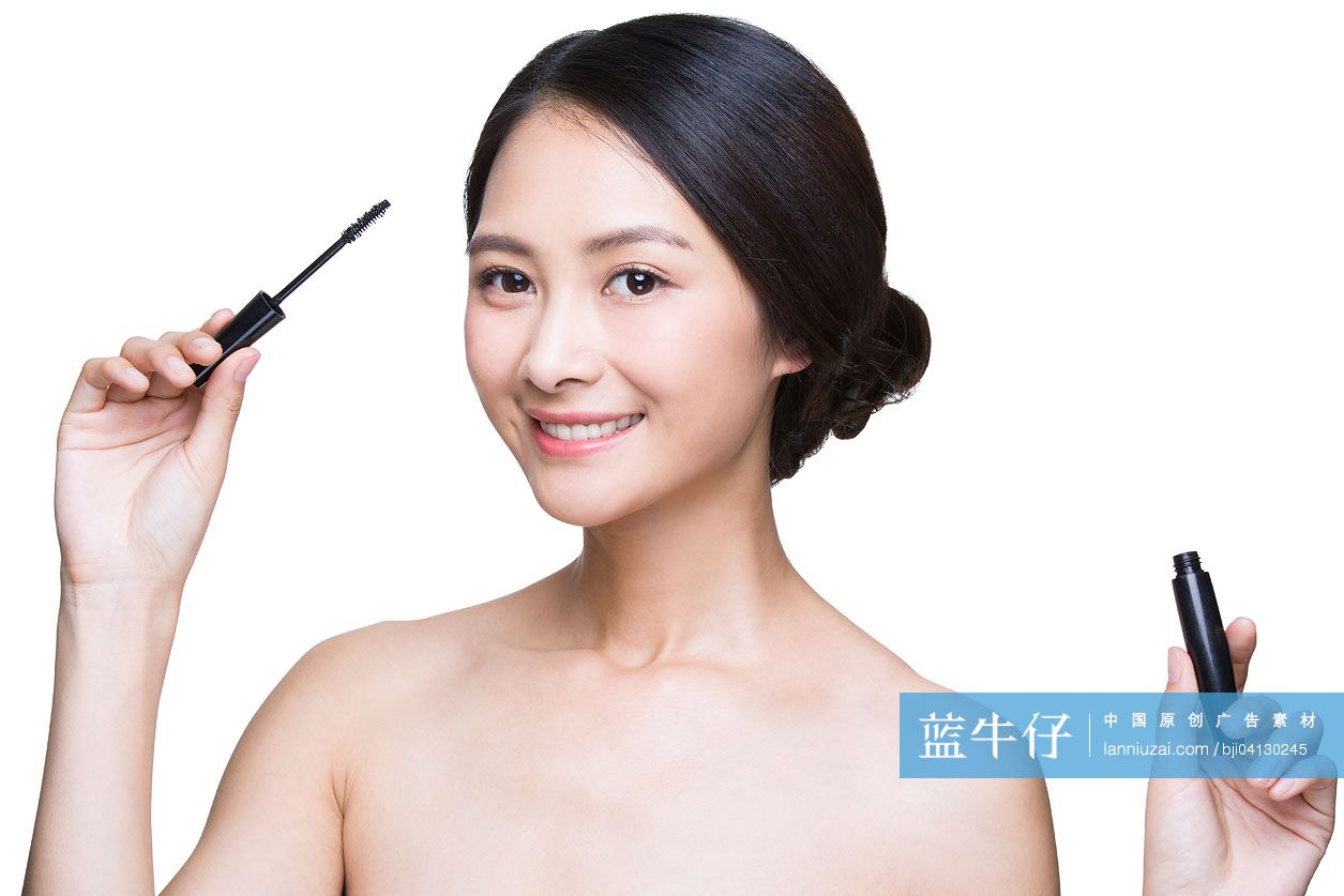 年轻美女与睫毛膏