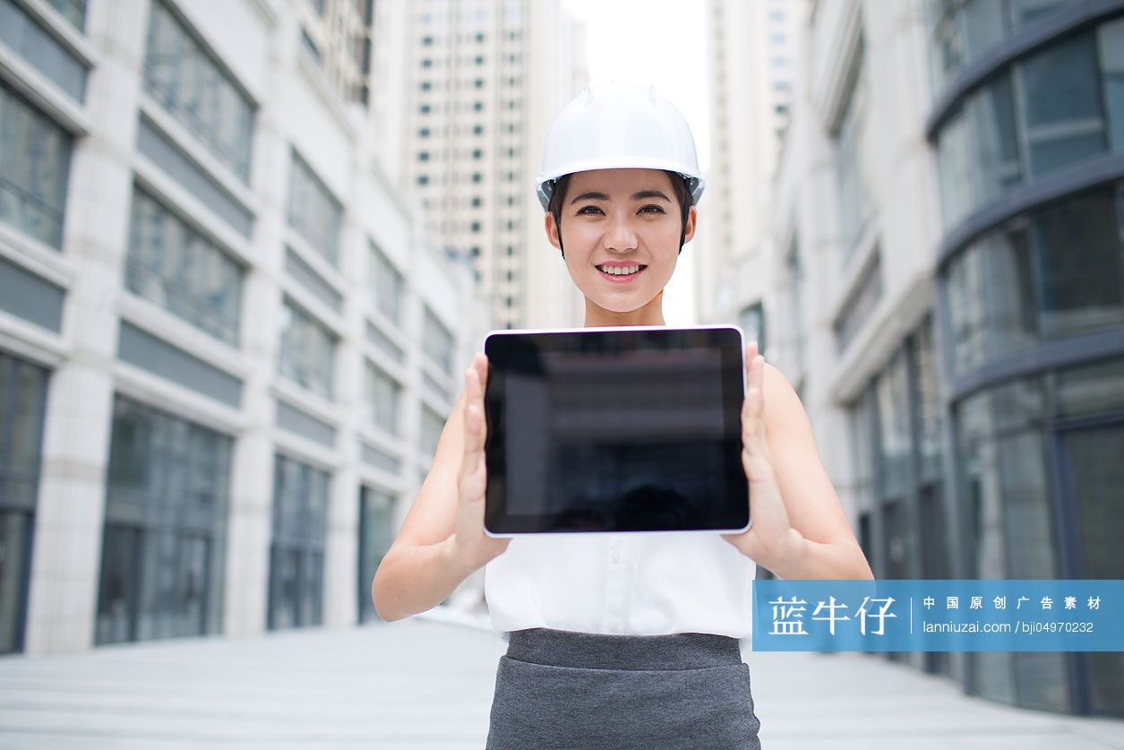 女建筑设计师展示平板电脑