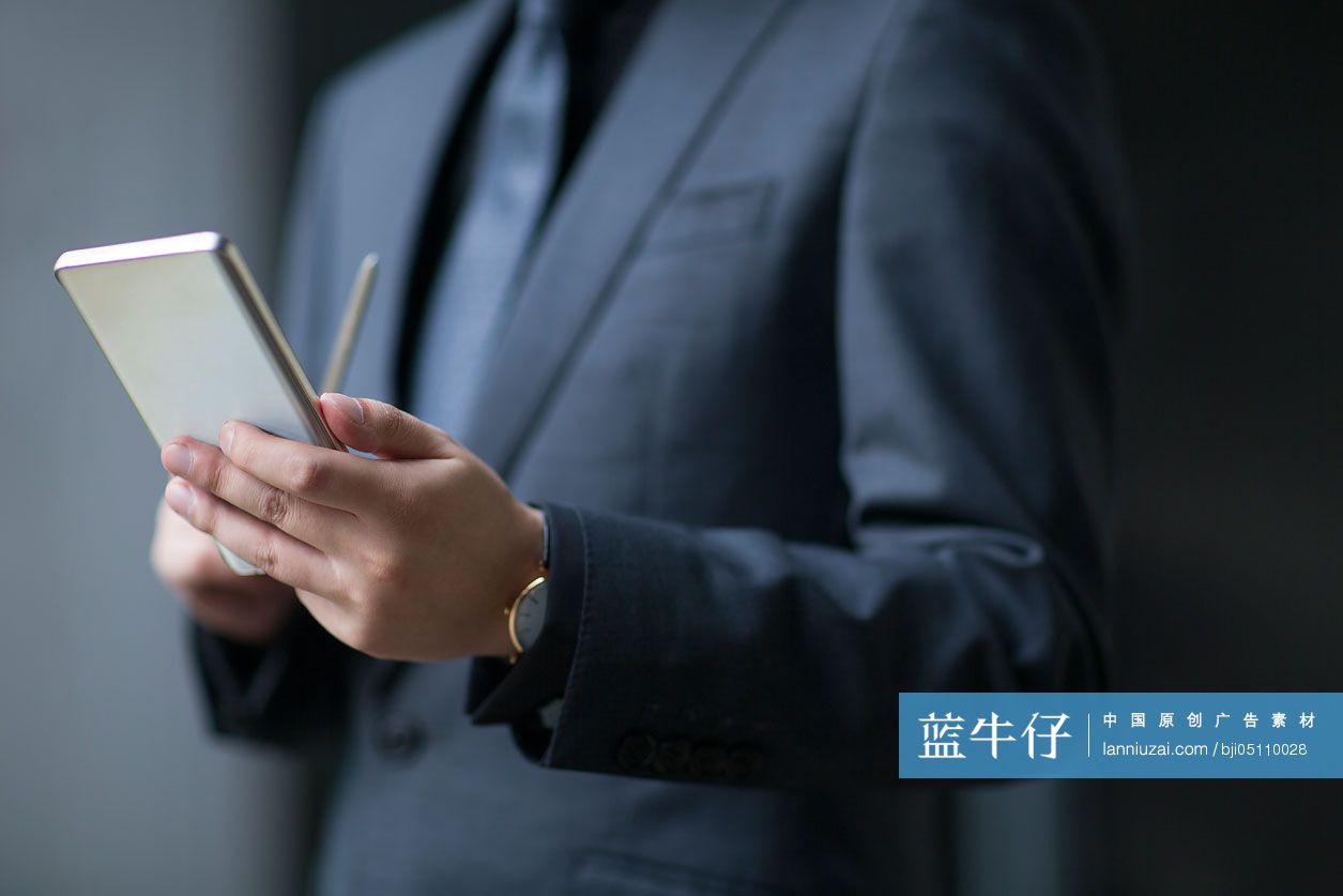 成熟商务男士使用手机