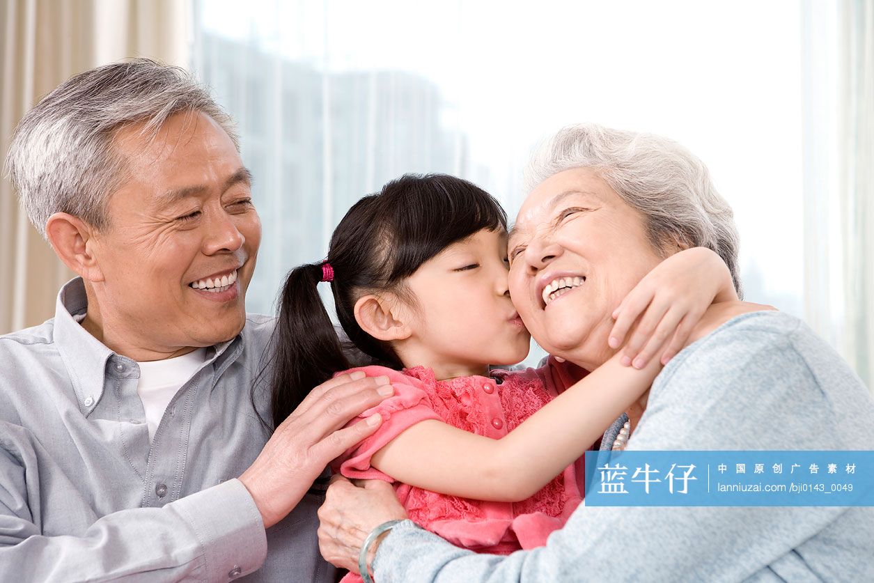 小女孩亲吻亲人