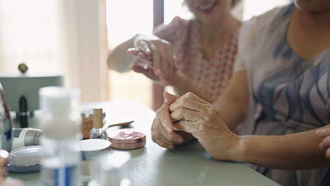 Senior Chinese friends applying moisturizer at home,4K