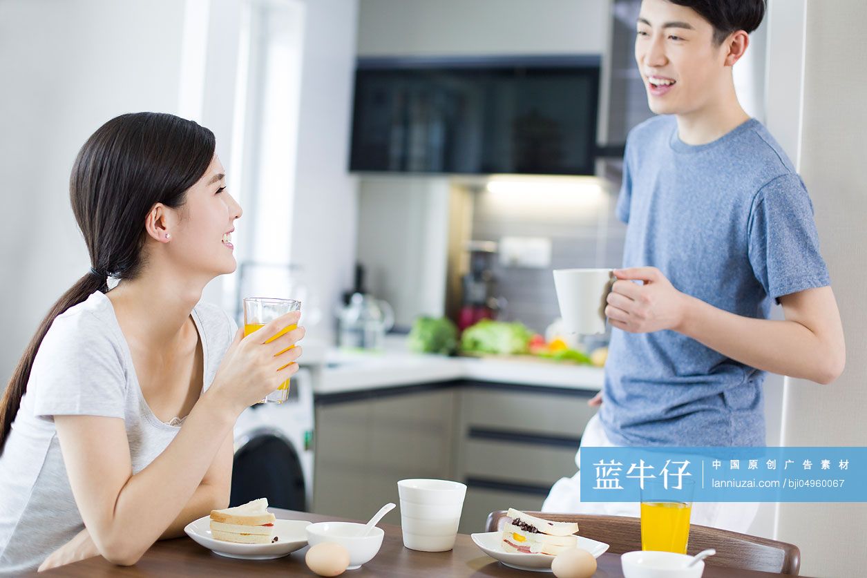 快乐的年轻夫妇在家吃早餐