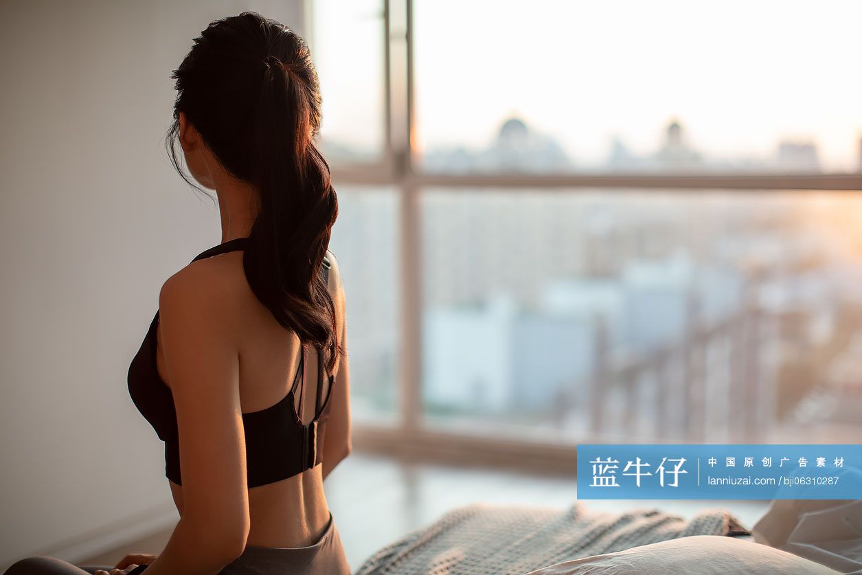 年轻女士准备晨练