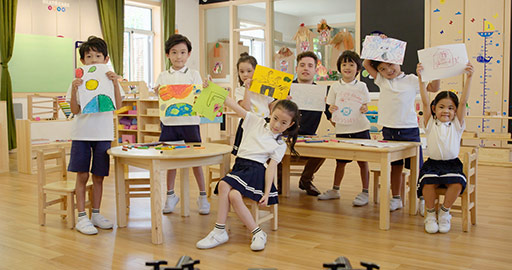 Foreign teacher and children drawing in classroom,4K