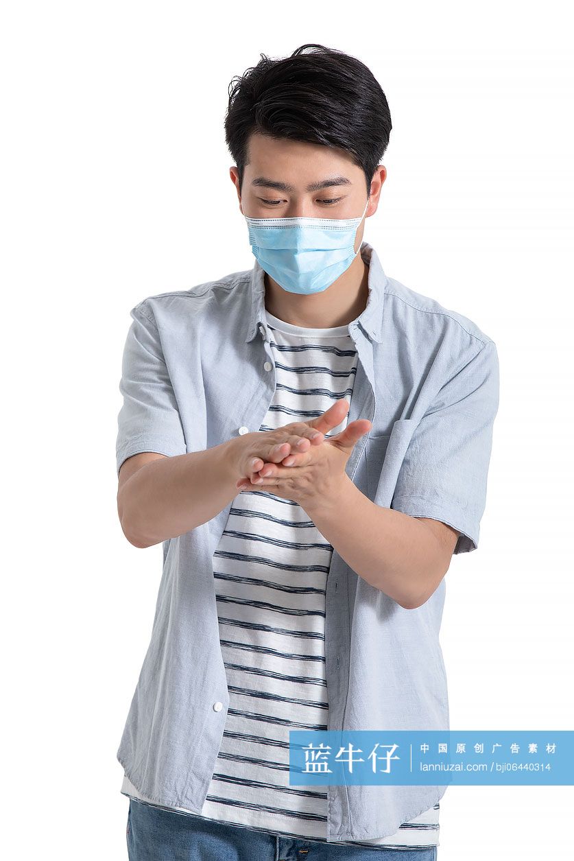 年轻男士使用免洗洗手液洗手