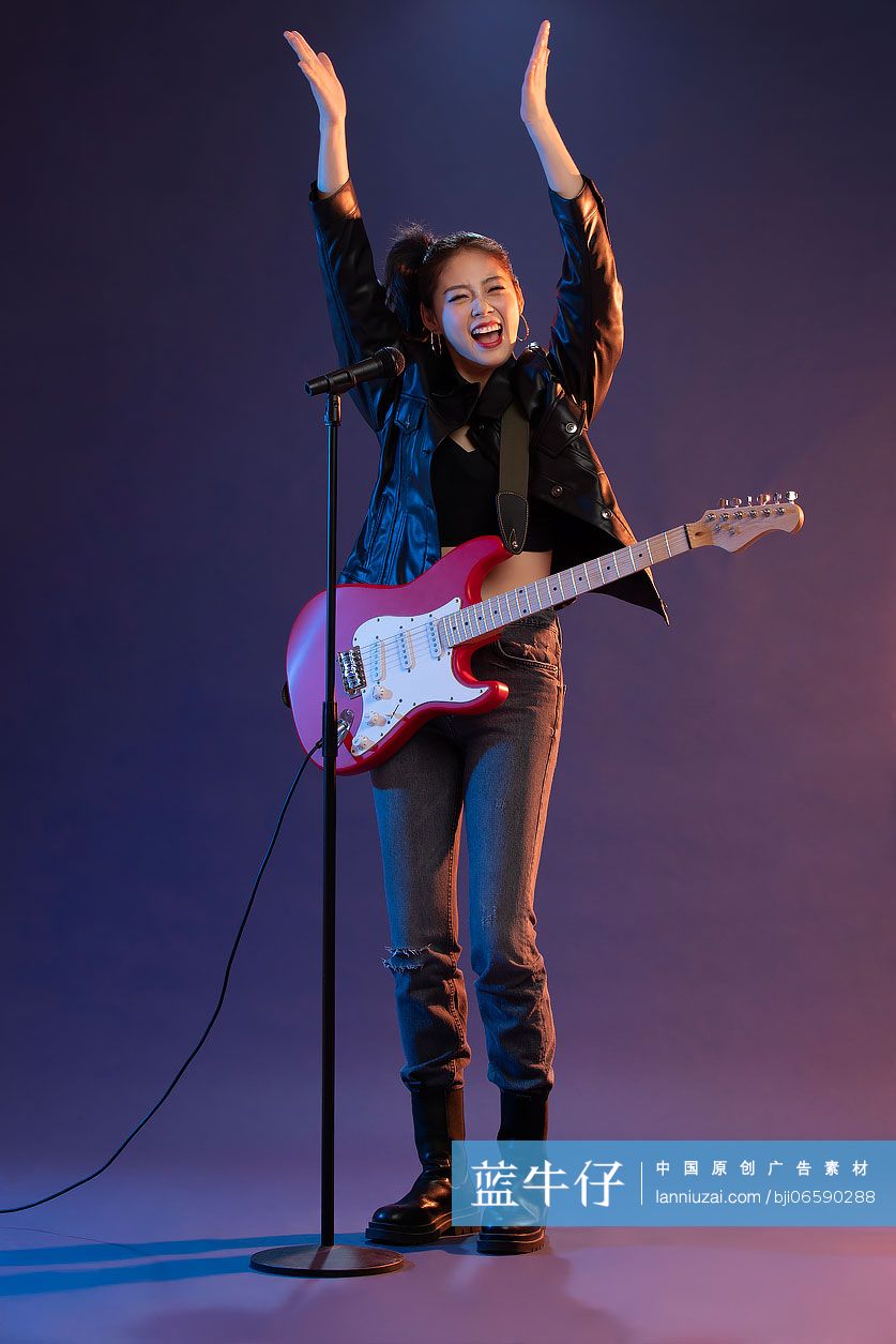年轻女孩弹吉他唱歌