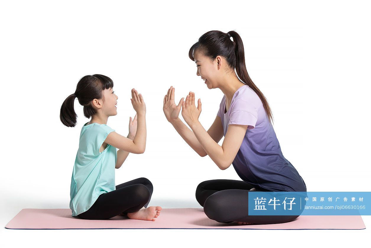 快乐的母女俩玩拍手游戏