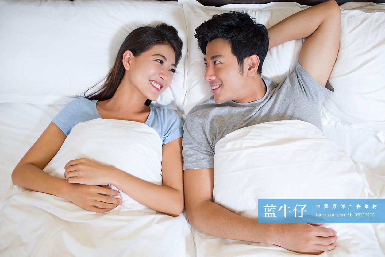 年轻夫妻躺在床上