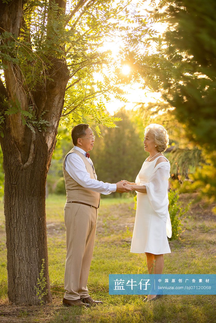 开心的老年新婚夫妇