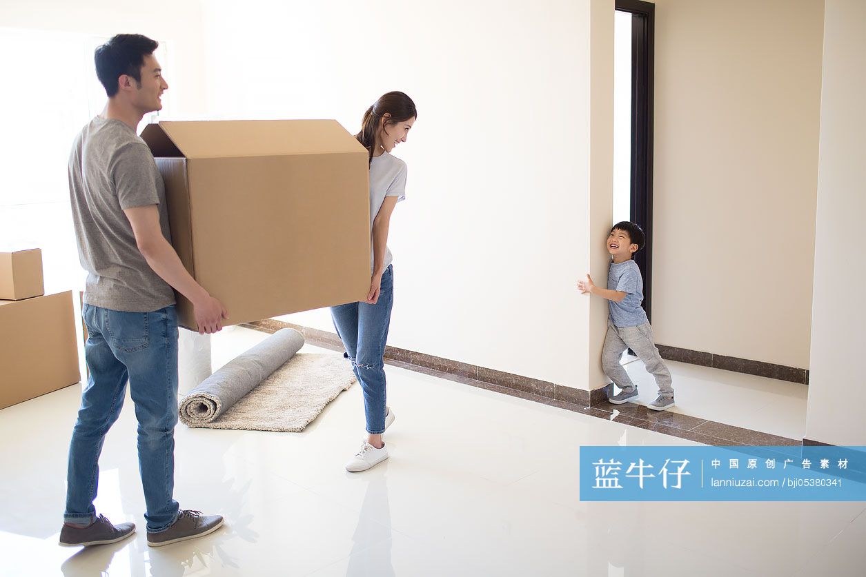年轻家庭搬入新家