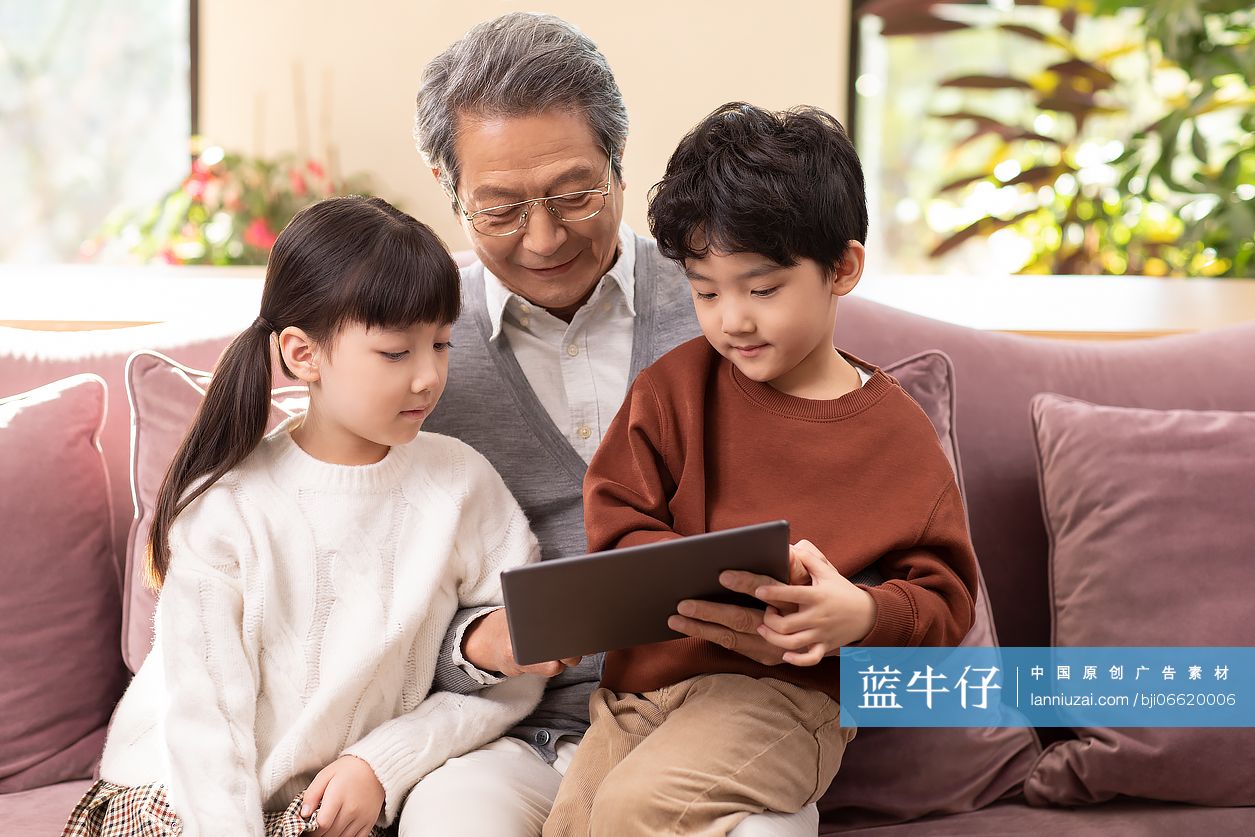 爷爷和孙子孙女一起看平板电脑