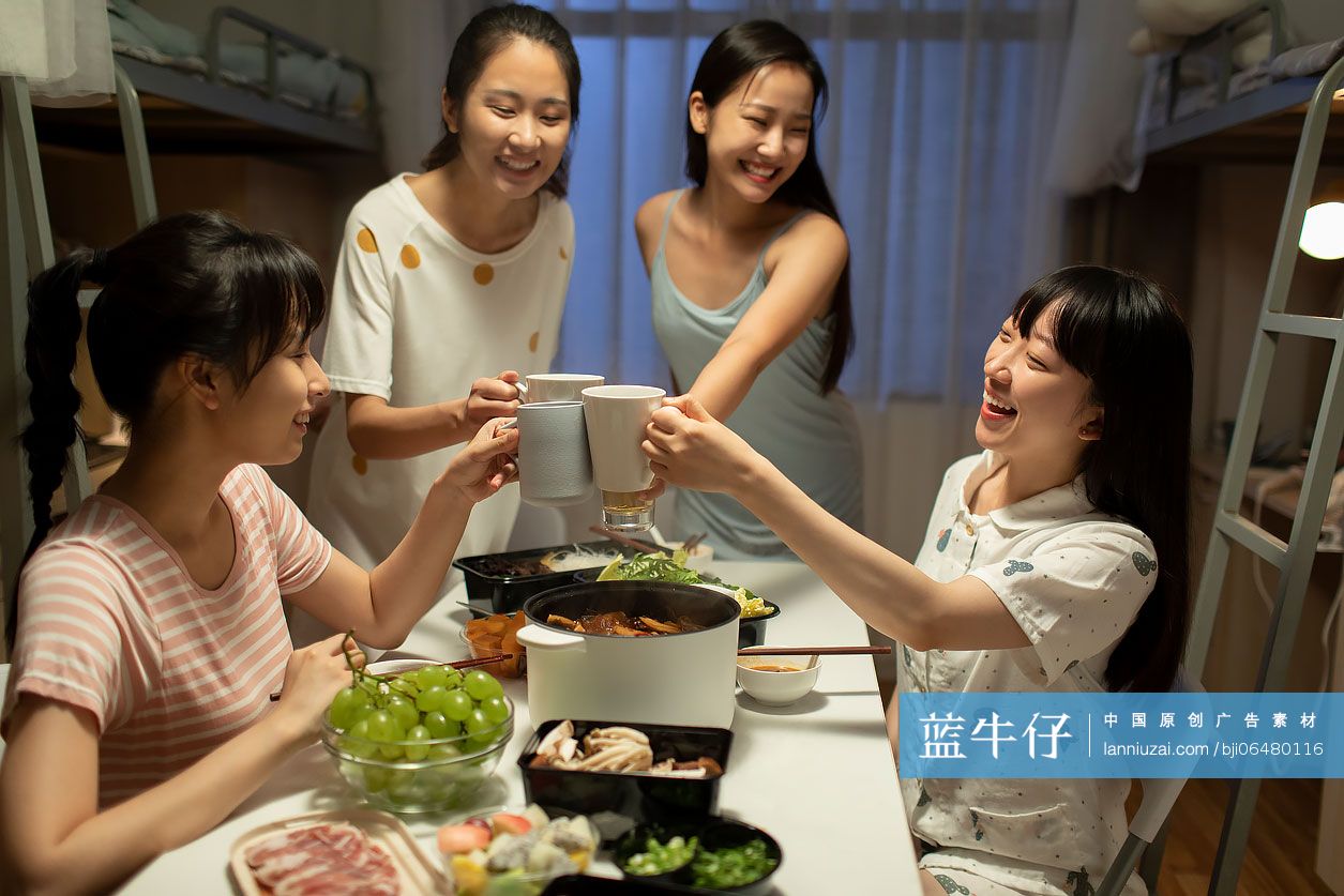 年轻大学生在宿舍吃火锅
