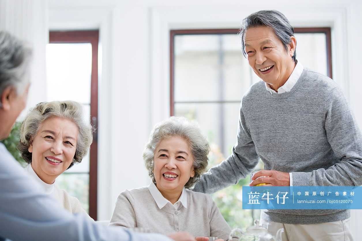 快乐的老年人喝茶聊天