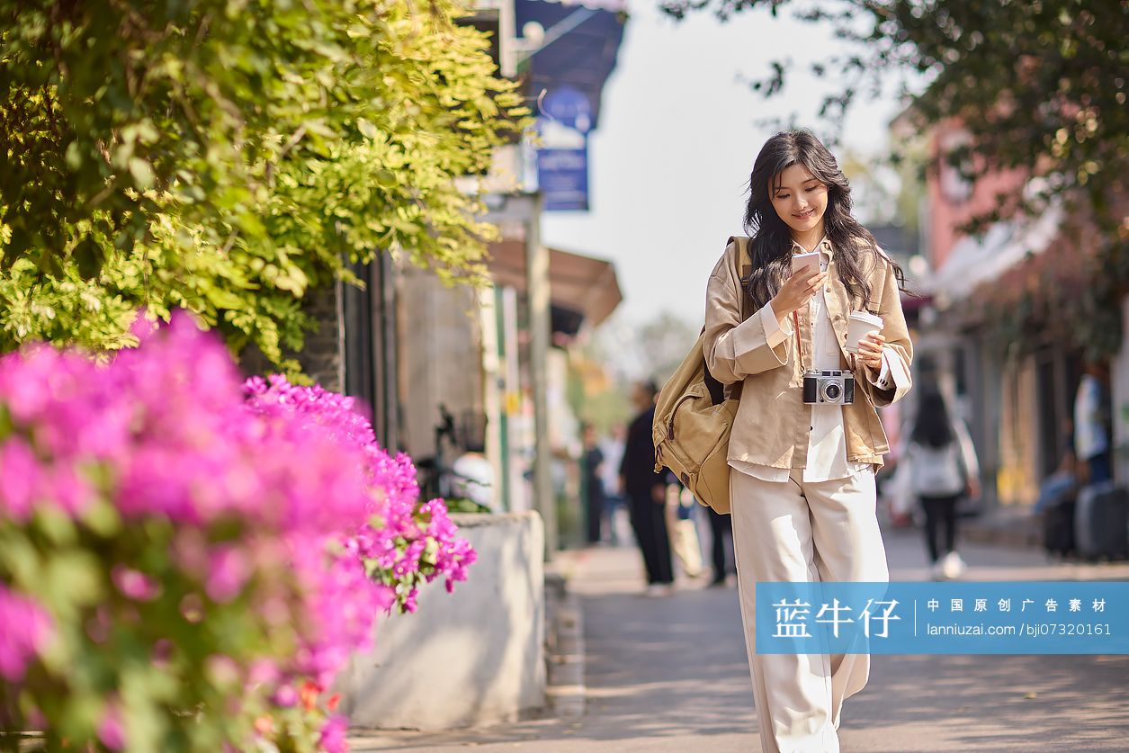 快乐的年轻女性在北京旅游