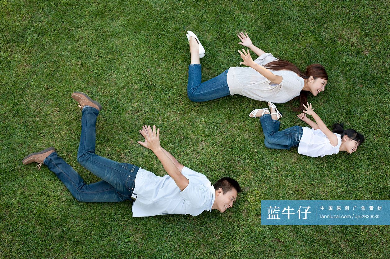 一家三口在草地上玩耍