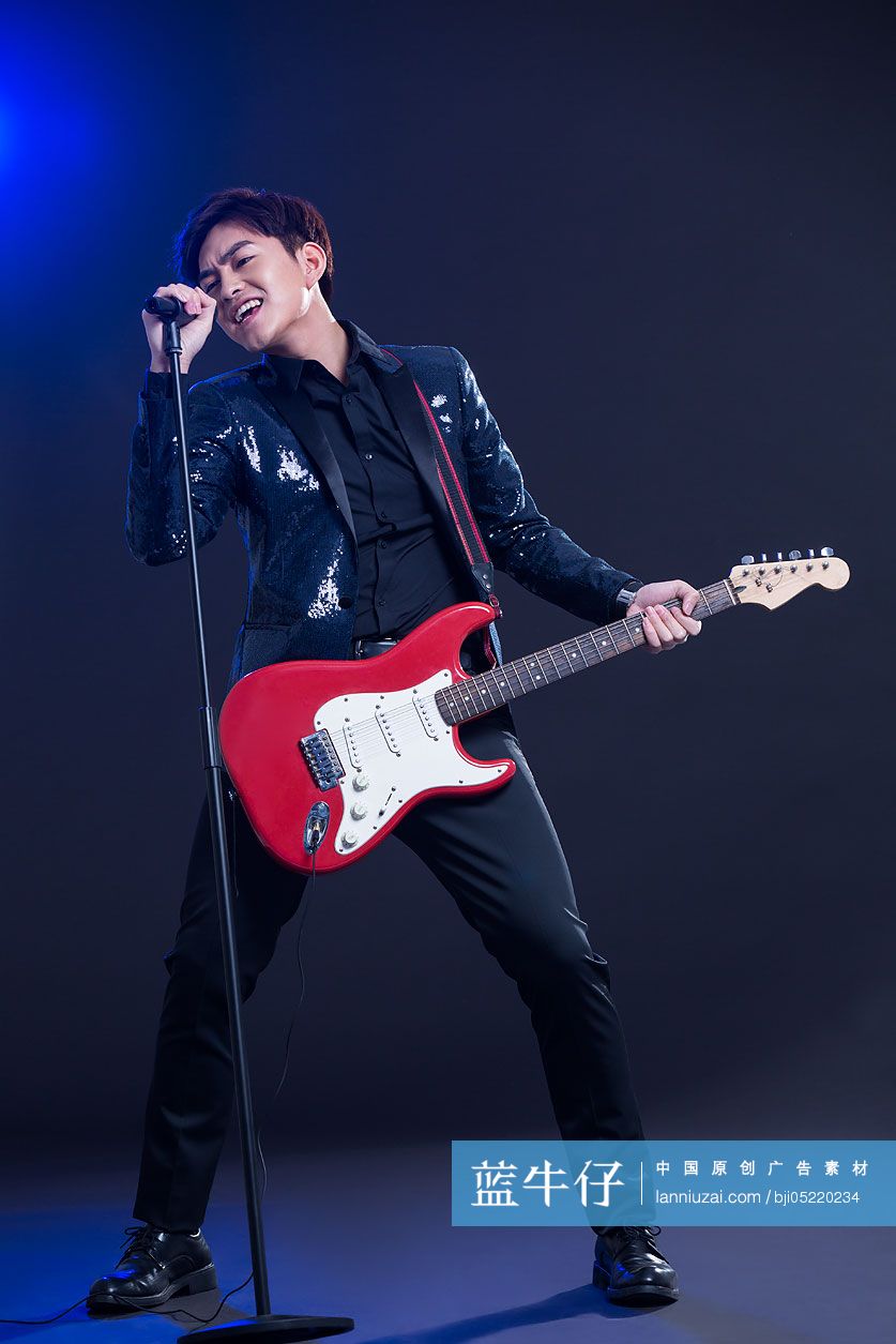年轻男子弹贝斯唱歌