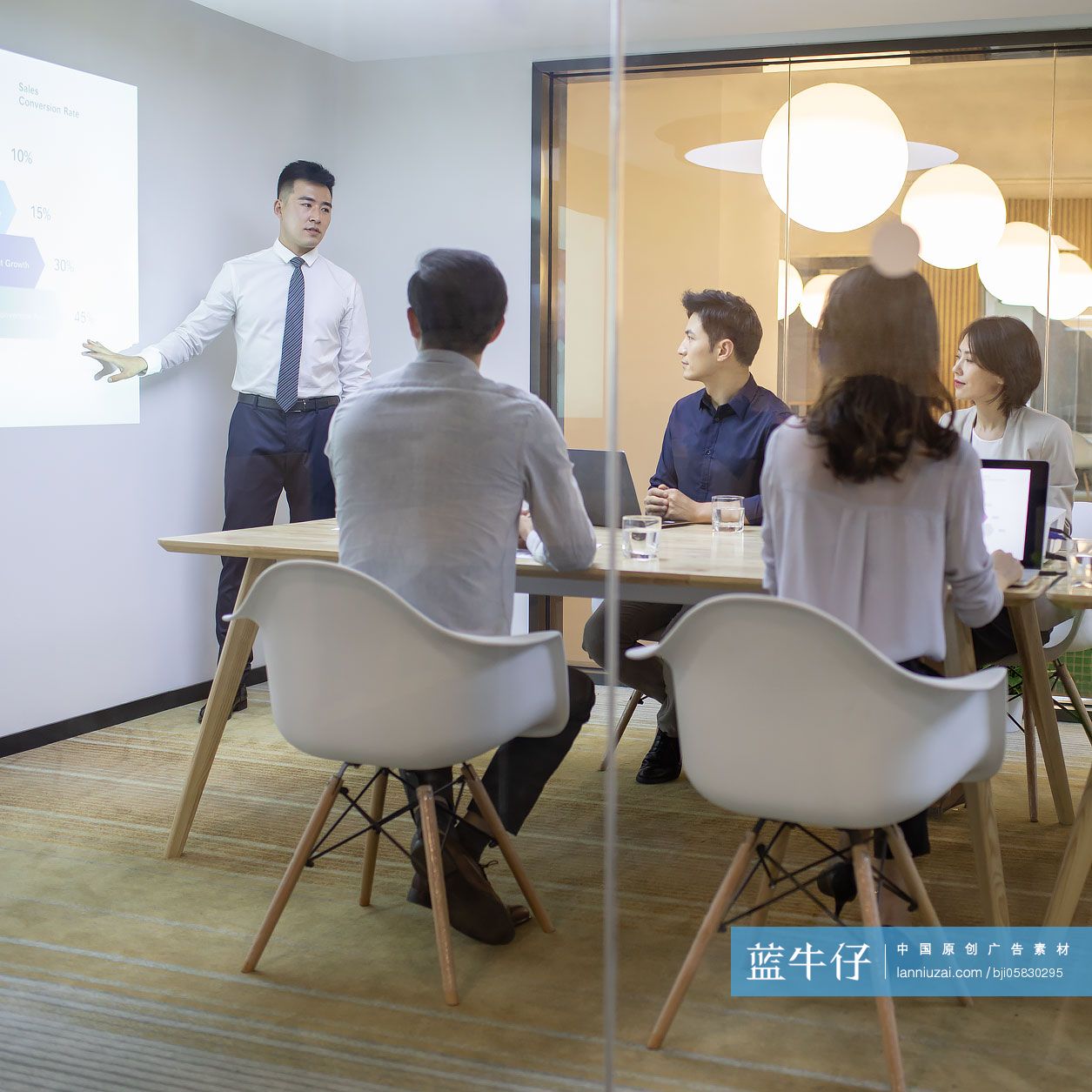 商务人士在会议室开会