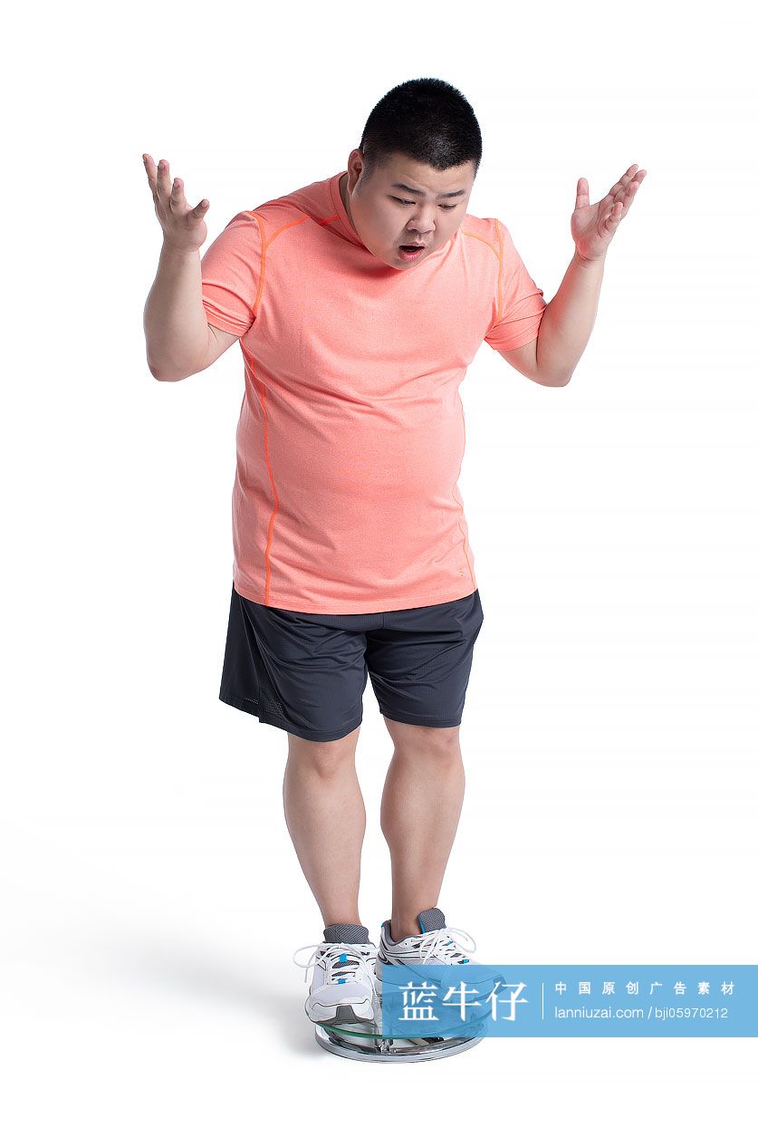 超重的年轻男士称体重